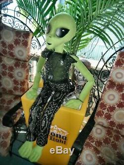 Alien Green Alien Doll, À La Main, Pièce Unique De 3 Pi. Alien Tall Disquette Sans Fil :