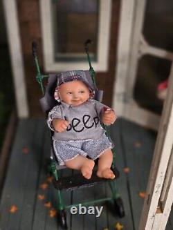 Artisan Miniature Dollhouse Sculpted Clay Poseable Happy Chubby BABY BOY Doll
<br/> 
 	
 <br/>	Poupée de bébé garçon heureux, potelé, miniature, en argile sculptée, articulée, artisanal.