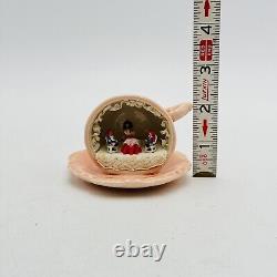 Artisan Raggedy Ann Miniature Tasse et Soucoupe Diorama SIGNÉ Mary Neaves OOAK