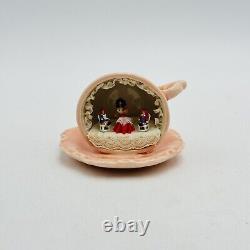 Artisan Raggedy Ann Miniature Tasse et Soucoupe Diorama SIGNÉ Mary Neaves OOAK