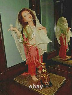 Artiste français Odile Segui danseuse avec une chaise et une statue de lion