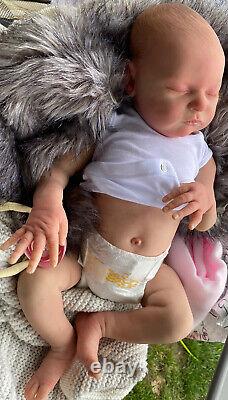 Belle poupée bébé Reborn endormie. Laura