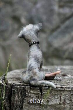 Chien feutré à l'aiguille, jouet chien OOAK, jouet d'art de collection fait main, chien avec os