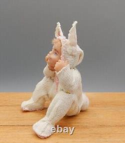 Costume de lapin sculpté OOAK pour poupée enfant Darla Knox Artisan Dollhouse Miniature 112