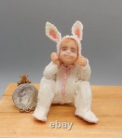 Costume de lapin sculpté OOAK pour poupée enfant Darla Knox Artisan Dollhouse Miniature 112