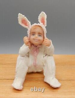 Costume de lapin sculpté OOAK pour poupée enfant Darla Knox Artisan Dollhouse Miniature 112