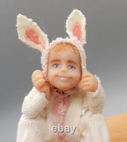 Costume de lapin sculpté OOAK pour poupée enfant Darla Knox Artisan Dollhouse Miniature 112