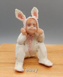 Costume de lapin sculpté OOAK pour poupée enfant Darla Knox Artisan Dollhouse Miniature 112