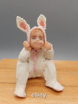 Costume de lapin sculpté OOAK pour poupée enfant Darla Knox Artisan Dollhouse Miniature 112