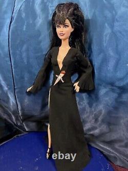 Elvira, maîtresse des ténèbres OOAK poupée Barbie personnalisée Repaint fait main Art de collectionneur.