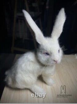 Exquis Unique OOAK Sculpture d'artiste de lapin en feutre de laine de taille réelle