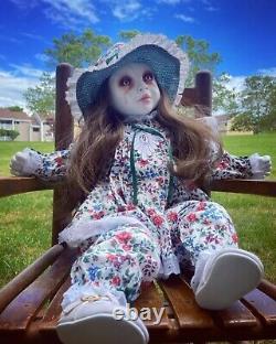 Grande poupée effrayante, unique en son genre, de style vintage victorien, effrayante, hantée, maléfique et gothique horreur gothique.