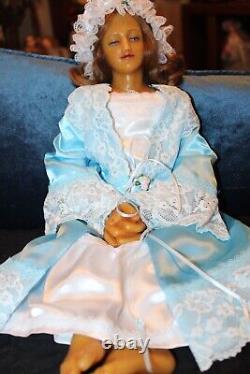 Grande poupée en cire vintage unique disant ses prières au coucher