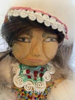 Inuit Eskimo Kathy Ward NERVOUS BRIDE Vtg Doll OOAK Museum Artist Handmade<br/>
<br/>
La mariée nerveuse Inuit Eskimo Kathy Ward poupée vintage OOAK artiste du musée faite à la main