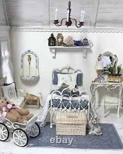 Maison de poupée magique fait main OOAK Cottage de campagne entièrement meublé à l'échelle 1/12.