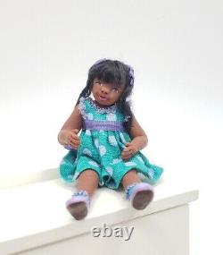 Maison de poupée miniature 1:12 - Poupée d'artiste sculptée à la main Bonnie Justice signée OOAK
