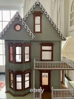 Maison de poupée unique en bois de style victorien, construite, finie, assemblée et complète par un artisan