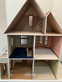 Maison de poupée unique en bois de style victorien, construite, finie, assemblée et complète par un artisan
