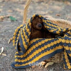 Mignon petit chiot avec une couverture tricotée à la main Artiste chiot OOAK Chien brun
