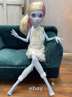 Monster High Ooak Doll Custom Repaint Abbey Bominable, 16 Échelle, Articulée