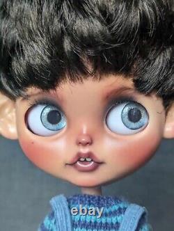 Nouveau! Blythe Doll personnalisée OOAK Rare Brown Boy Blythe par Me Inst et l'artiste Etsy