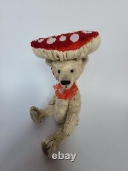 Ours en peluche artiste poupée d'art, fille ours unique en costume de champignon de mascarade de 9 pouces