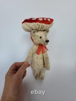 Ours en peluche artiste poupée d'art, fille ours unique en costume de champignon de mascarade de 9 pouces