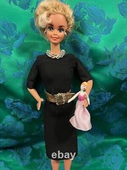Poupée Barbie Ooak comme Ruth Handler, Art inspiré en hommage, fait à la main et personnalisé.