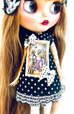 Poupée Blythe personnalisée OOAK à thème Halloween avec 12 articulations, vêtue d'une tenue effrayante et élégante avec un chat.