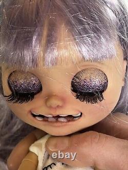 Poupée Blythe personnalisée OOAK mignonne et amusante 2021, poupée licorne artiste avec cheveux violets et dents.