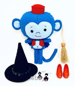 Poupée Blythe unique et personnalisée 'Wicked Witch' avec 12 articulations, en tenue avec son animal de compagnie, le singe volant.