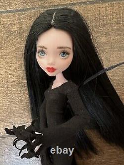 Poupée Ooak Morticia Addams, poupée personnalisée.
