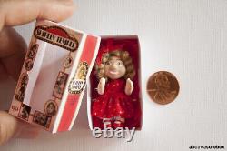 Poupée Shirley Temple avec boîte d'affichage, 112 Miniature Artisanale Unique en Son Genre (OOAK)