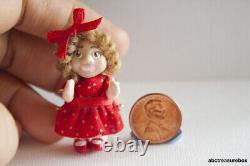 Poupée Shirley Temple avec boîte d'affichage, 112 Miniature Artisanale Unique en Son Genre (OOAK)