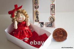 Poupée Shirley Temple avec boîte d'affichage, 112 Miniature Artisanale Unique en Son Genre (OOAK)