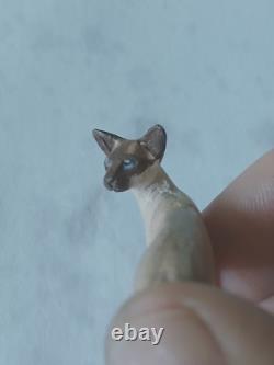 Poupée artisanale de chat siamois sculpté par Karl Blindheim en échelle 1:12