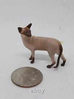 Poupée artisanale de chat siamois sculpté par Karl Blindheim en échelle 1:12