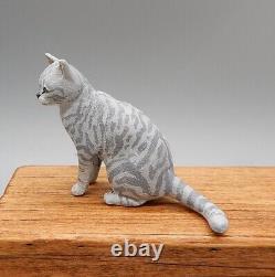 Poupée artisanale de maison de poupée miniature tabby sculptée Karl Blindheim OOAK 1:12