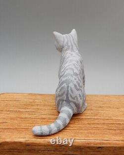 Poupée artisanale de maison de poupée miniature tabby sculptée Karl Blindheim OOAK 1:12