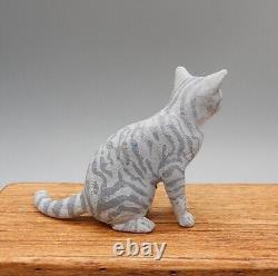 Poupée artisanale de maison de poupée miniature tabby sculptée Karl Blindheim OOAK 1:12