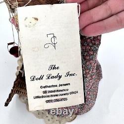 Poupée artisanale vintage OOAK faite à la main portant un panier de fil en tissu