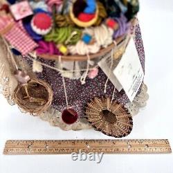 Poupée artisanale vintage OOAK faite à la main portant un panier de fil en tissu