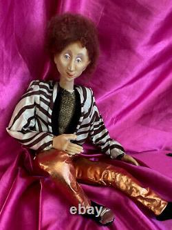 Poupée d'argile de l'artiste OOAK Georgia Landau, sculptée à la main dans un style Punk Rock New Wave des années 1980.