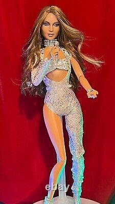 Poupée d'artiste articulée unique JLO OOAK fait main repeinte. Barbie en Jennifer Lopez.