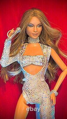 Poupée d'artiste articulée unique JLO OOAK fait main repeinte. Barbie en Jennifer Lopez.