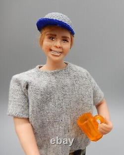 Poupée de Frat Boy sculptée à la main OOAK Darla Knox Artisan Dollhouse Miniature 1:12