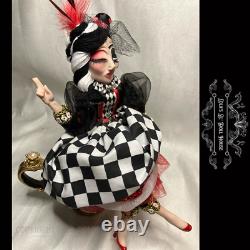 Poupée de clown crâne d'harlequin gothique unique en son genre pour masquerade par Lola Dolores