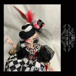 Poupée de clown crâne d'harlequin gothique unique en son genre pour masquerade par Lola Dolores