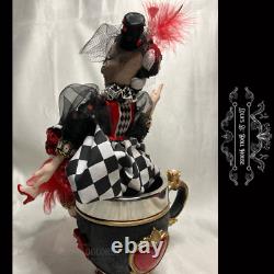 Poupée de clown crâne d'harlequin gothique unique en son genre pour masquerade par Lola Dolores