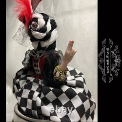 Poupée de clown crâne d'harlequin gothique unique en son genre pour masquerade par Lola Dolores